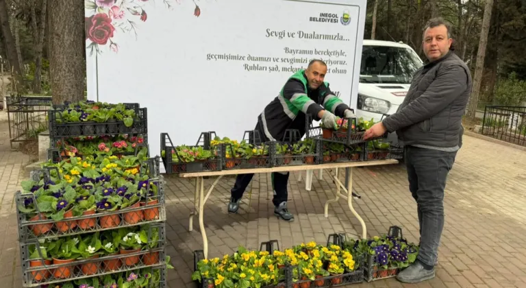 Bursa İnegöl’de mezarlıklar çiçek bahçesine büründü