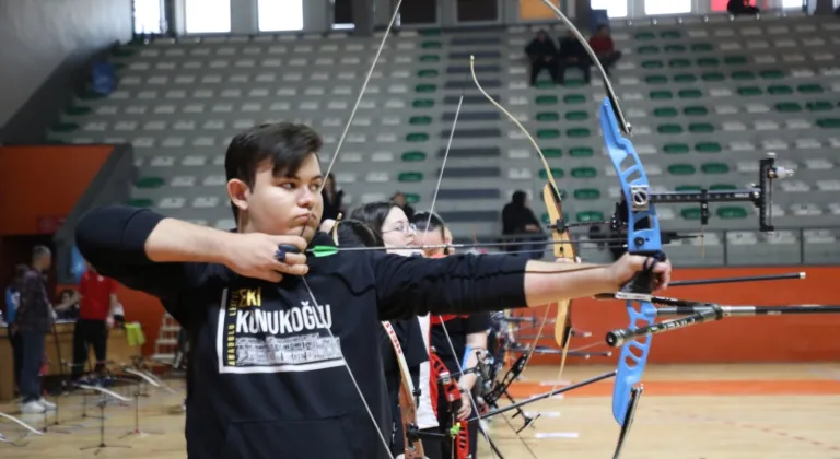 Bursa İnegöl'de öğrenciler okçuluk maharetlerini yarıştırdı