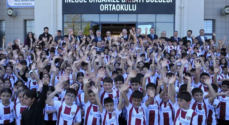 Bursa İnegölspor forması bin 100 öğrenciye dağıtıldı