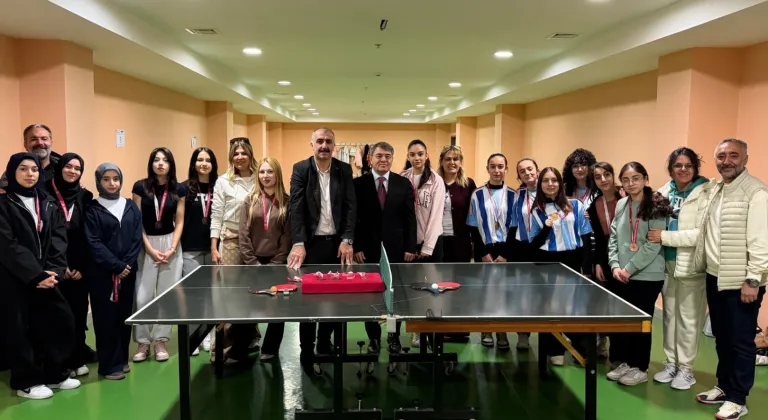 Bursa Mudanya'da masa tenisinde şampiyon Ahmet Rüştü Anadolu Lisesi