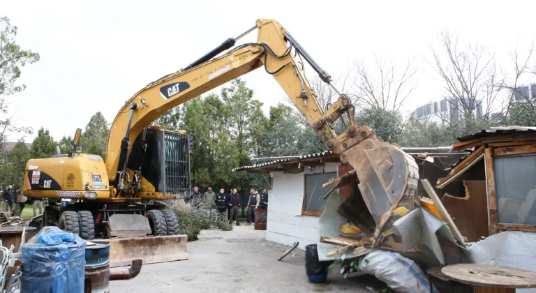 Bursa Nilüfer’de kaçak barakalar yıkıldı