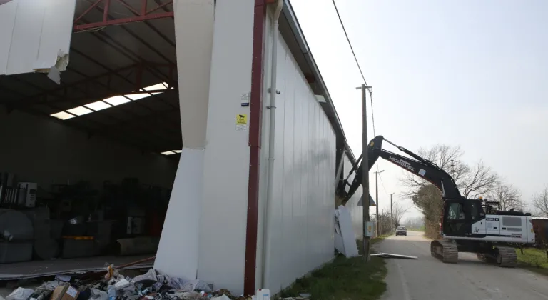 Bursa Nilüfer'de tarım alanındaki kaçak yapı yıkıldı