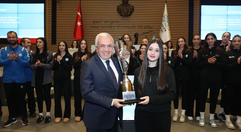 Bursa Nilüfer’in genç sporcuları başarılarını mecliste paylaştı