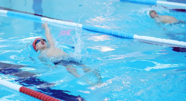 Bursa Osmangazi’de çocuklar 23 Nisan'a kulaç attı