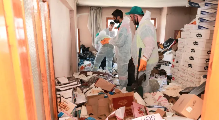 Bursa Osmangazi’de çöp ev temizlendi, mahalle rahatladı