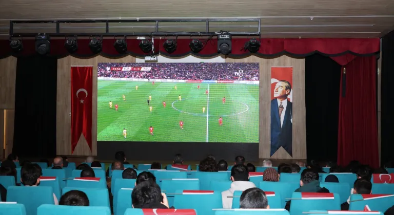 Bursa Osmangazi’de dev ekranda milli coşku