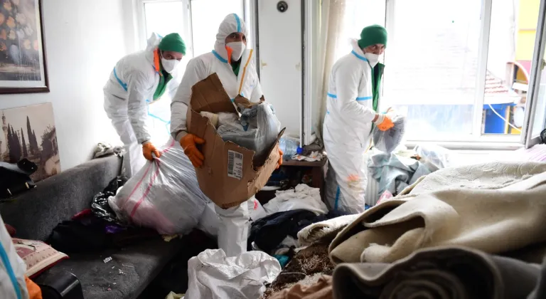 Bursa Osmangazi'den Kayıhan'daki çöp eve müdahale