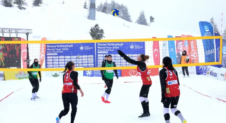 Bursa Osmangazi’den Uludağ’da nefes kesen kar voleybolu şöleni
