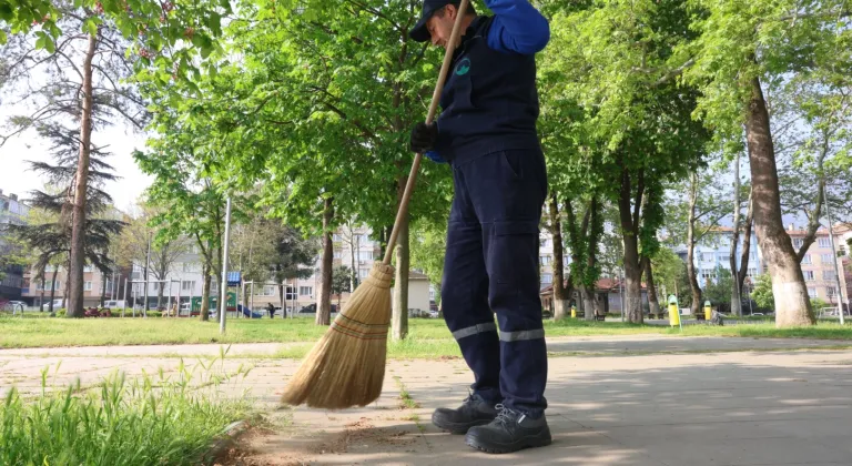 Bursa Osmangazi’nin yeşil alanlarında titiz temizlik