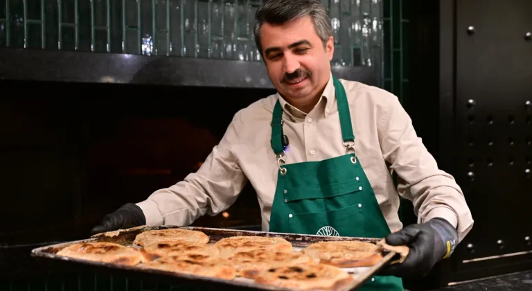 Bursa Yıldırım'da Başkan Yılmaz önce pişirdi, sonra ikram etti