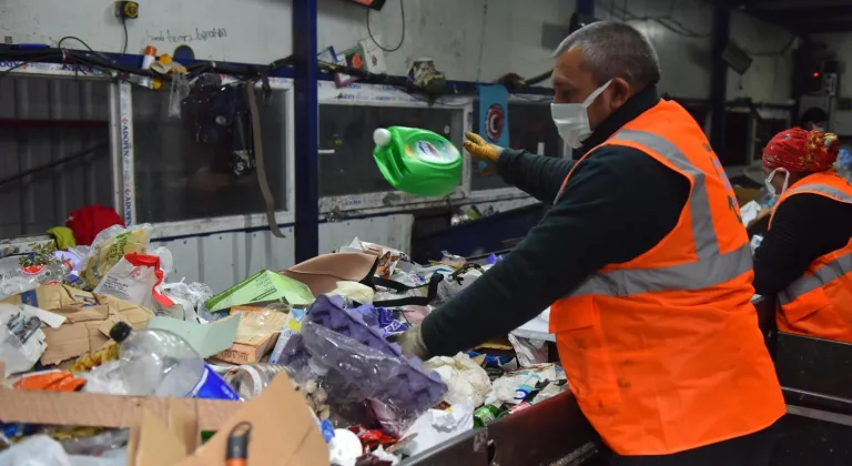 Bursa Yıldırım'da geri dönüşüm her ay 5 bin ağacı kurtarıyor