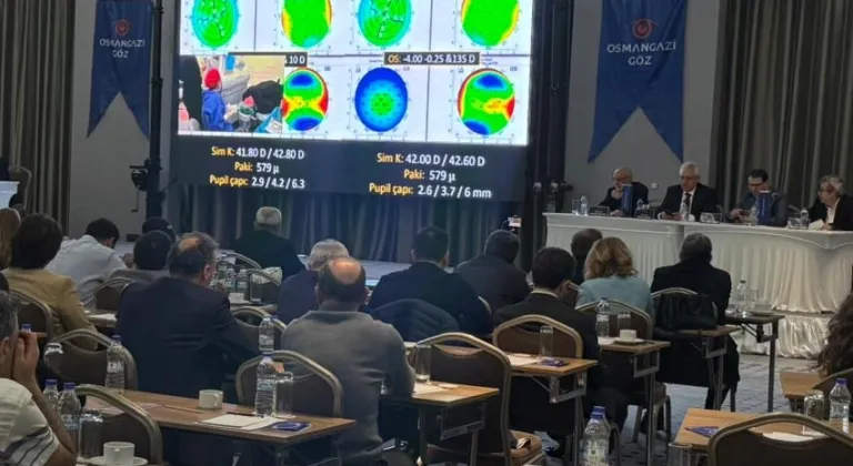 Bursa’da 50 profesörden canlı göz ameliyatı şovu