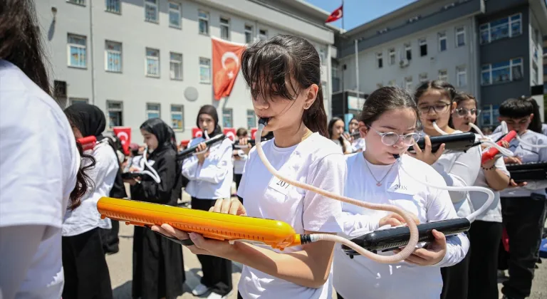 Bursa’da 985 öğrenci aynı anda melodika çaldı... Guinness için başvuru yapıldı