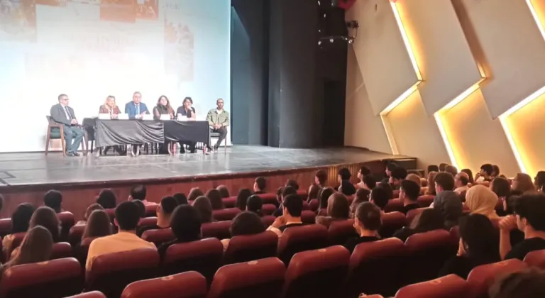 Bursa’da gençler tiyatro sanatçılarıyla buluştu