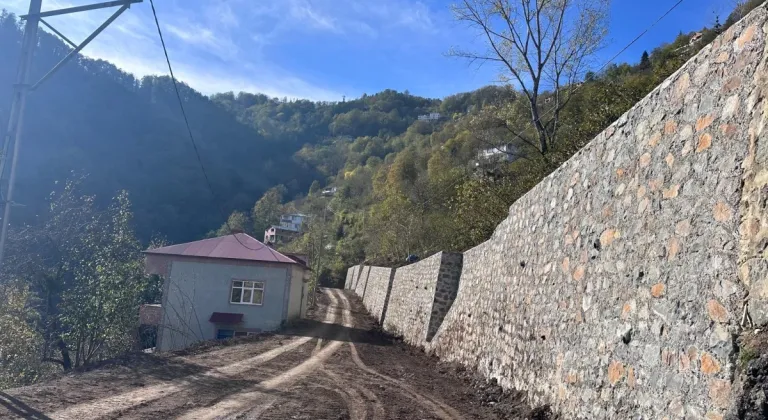 Büyükşehir Taş Duvar Çalışmalarıyla Yolları Daha Güvenli Hale Getiriyor