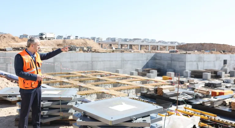 Çayırova Devlet'e deprem izolatörleri monte ediliyor