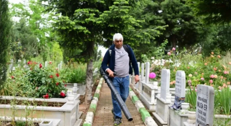 Çayırova mezarlıklarında bayram öncesi bakım