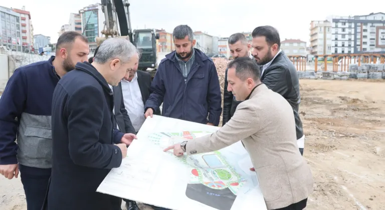 Çayırova'da Başkan Çiftçi, kent meydanındaki çalışmaları inceledi