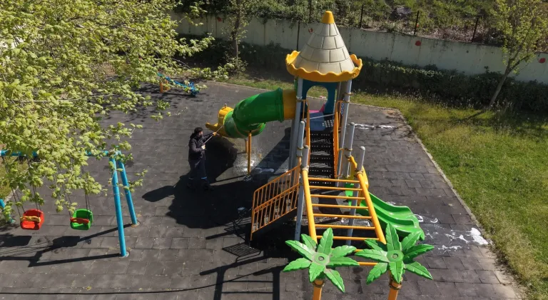 Çayırova’daki parkların oyun grupları yıkanıyor