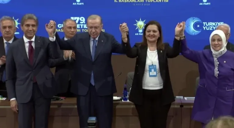 CHP'li iki belediyeden AK Parti'ye katılım... Rozetlerini Erdoğan taktı