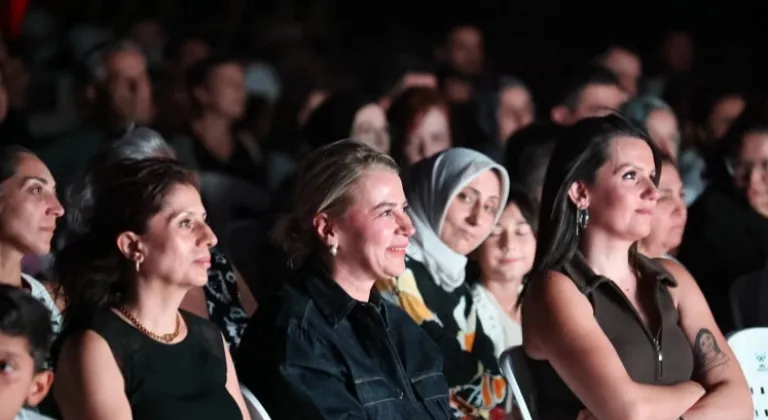 Çiğli’de Açık Hava Sinemasıyla Yaz Akşamları Renklendi