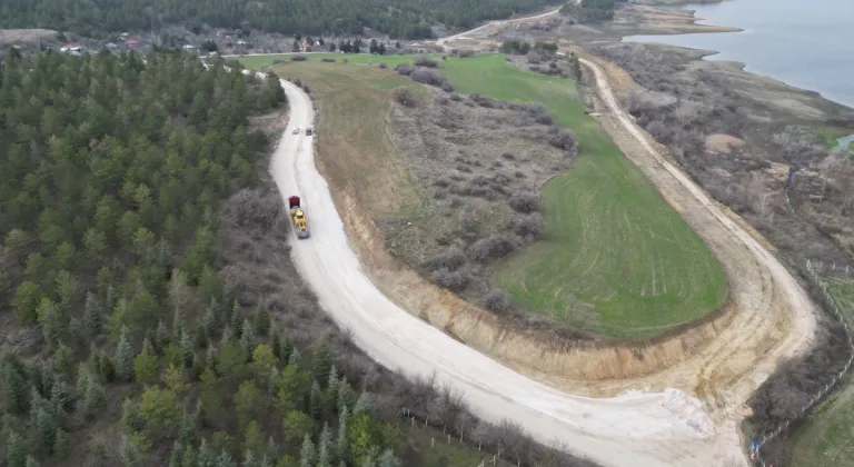 Çorum Çomar Barajı’nda yol genişletme çalışmaları sürüyor