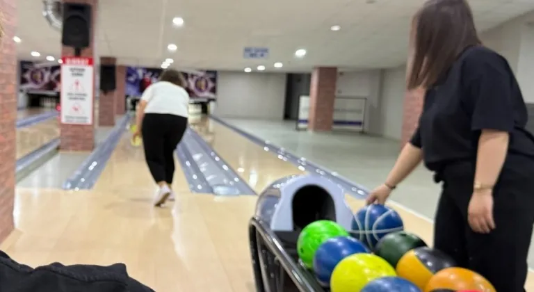 Çorum’da anneler bowlingde buluştu