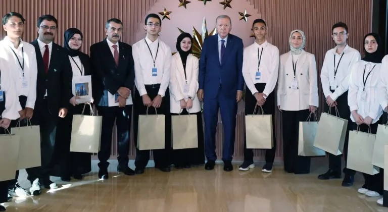 Cumhurbaşkanı Erdoğan, Ahlat Külliyesi'nde Gençlerle Buluştu