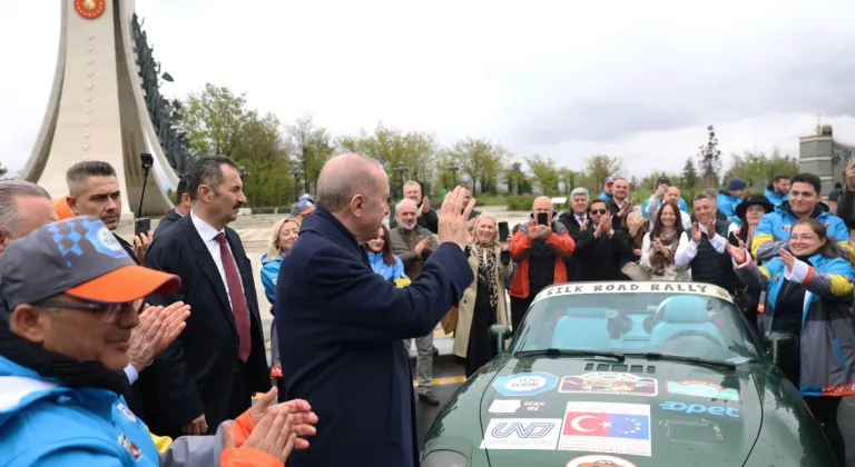 Cumhurbaşkanı Erdoğan, ralli kafilesini Külliye’den uğurladı
