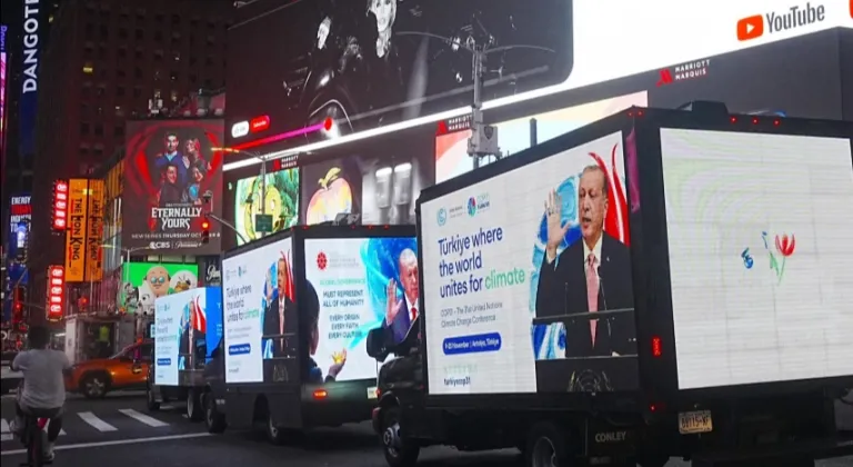 Cumhurbaşkanı Erdoğan’ın Dünya Barışı Mesajları Times Meydanı’ndaki Ekranlarda Yer Aldı