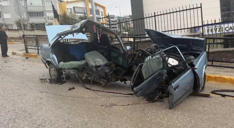 Demir korkuluğa çarpan Tofaş ikiye bölündü