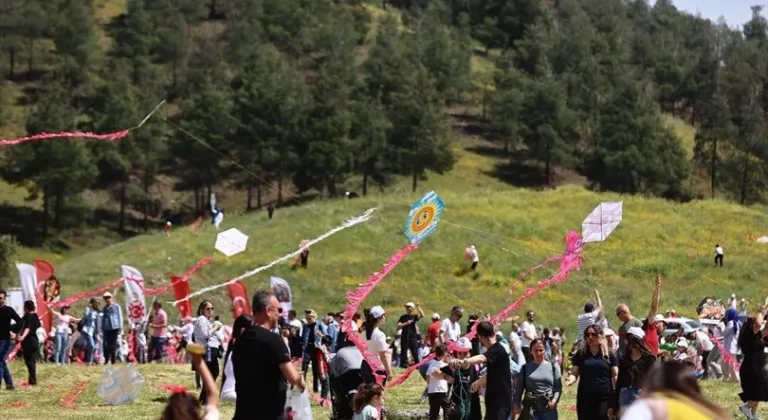 Denizli’de 23 Nisan Coşkusu Uçurtma Şenliğiyle Taçlandı