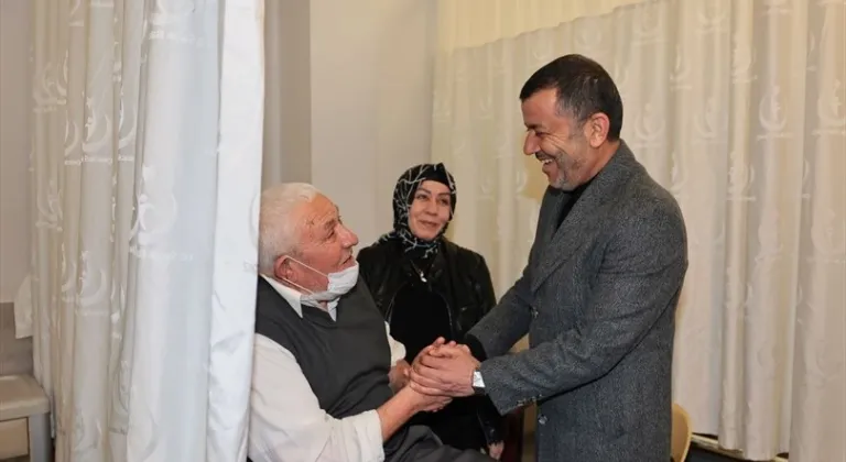 Denizli’de bayram mesaisindeki personele ve hastalara ziyaret