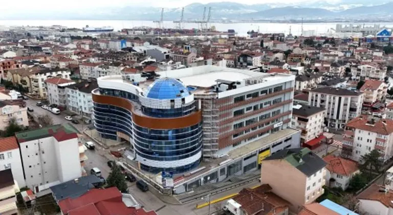 Derince Belediyesi hizmet binasında yoğun tempo
