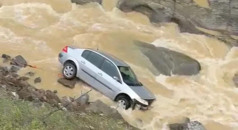 Düzce'de araç kontrolden çıktı... Dereye yuvarlandı!