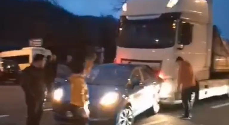 Düzce’de otomobile tır arkadan çarptı!