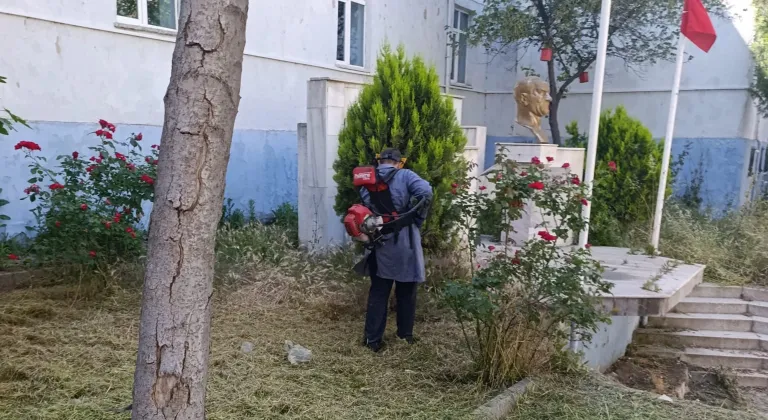 Edirne'de Kurtuluş İlkokulu'ndaki 'ot' krizinde belediye şaşırttı!