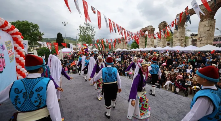 Efes Selçuk’ta çocuklar bayramlarını şenlikle kutladı