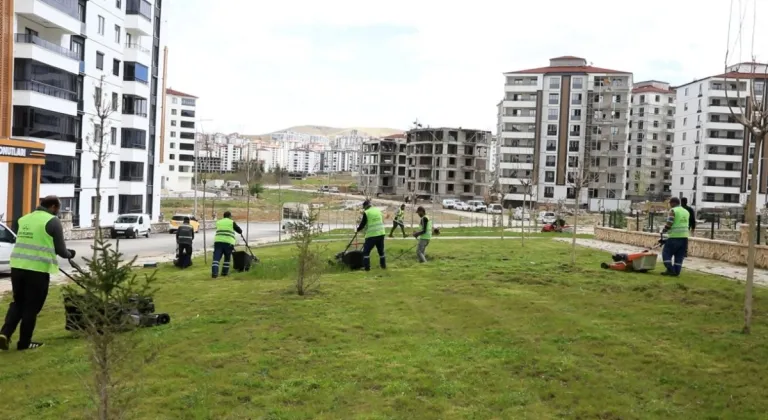 Elazığ Belediyesi, kent genelinde dikim ve bakım çalışmalarını sürdürüyor