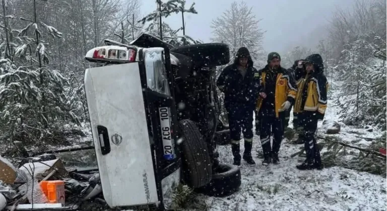 Elektrik arıza ekibi pikapla şarampole devrildi: 3 yaralı