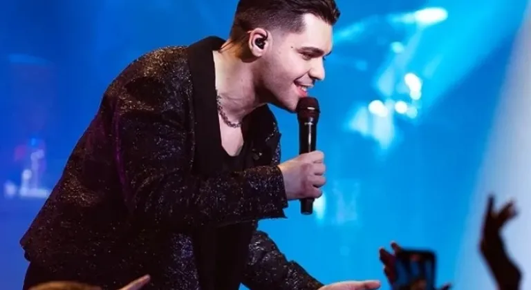 Emir Can İğrek, Bostancı Gösteri Merkezi'nde Unutulmaz Bir Konser Verdi