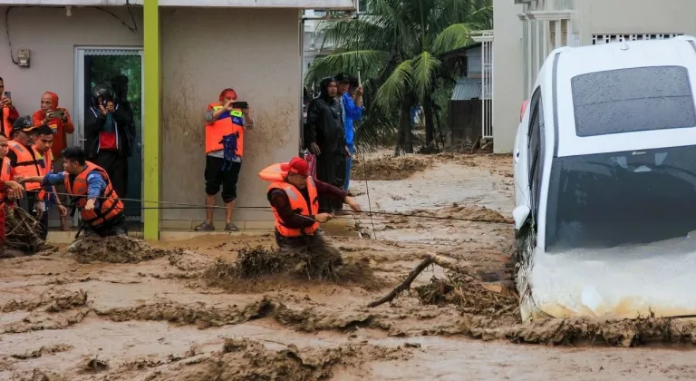 Endonezya’daki sel ve toprak kaymalarında ölü sayısı 248’e yükseldi