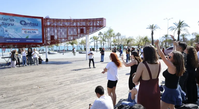 Erasmuslu gençlerden Antalya’da mini konser