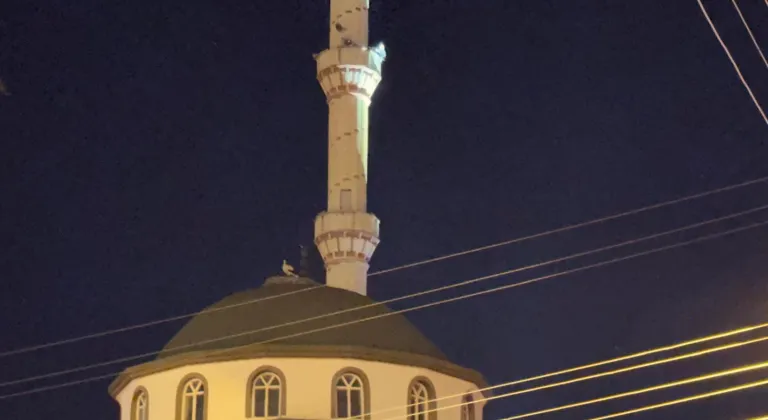 Erbaa'da minarede bir kişi gördüğünü sanan vatandaş ekipleri alarma geçirdi