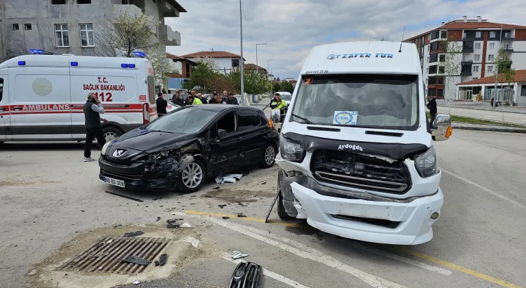 Erbaa'da öğrenci servisi otomobille çarpıştı: 10 yaralı