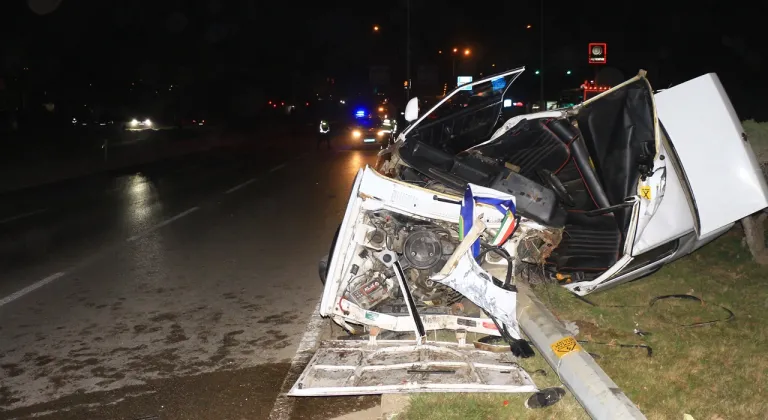 Erbaa'da otomobil elektrik direğine çarptı: 2 yaralı