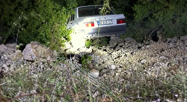 Erbaa'da otomobil uçuruma yuvarlandı: 3 yaralı