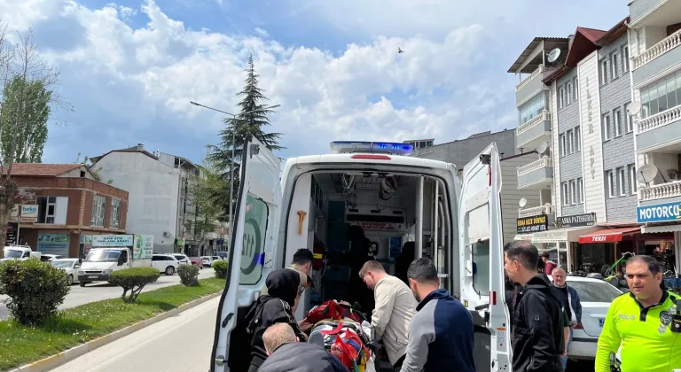 Erbaa'da motosiklet sürücüsü yaya gecidinde öğrenciye çarpıp karçtı