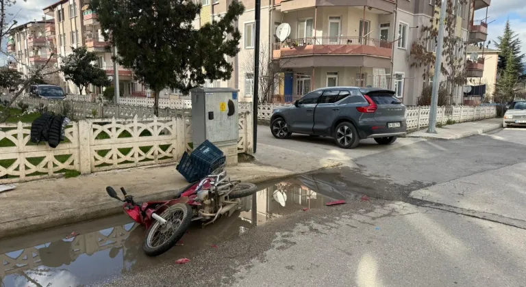 Erbaa’da motosikletle cip çarpıştı; plakasız motosikletteki 3 kişi yaralı