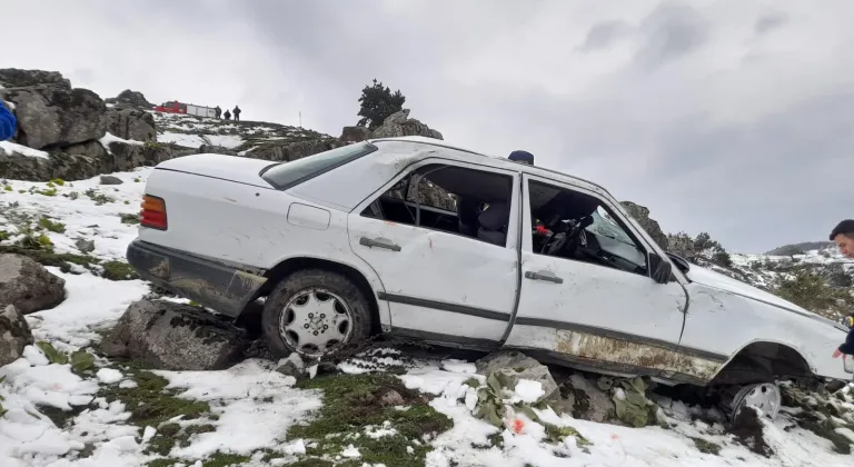 Erbaa'da otomobil 60 metrelik uçuruma yuvarlandı: 4 yaralı